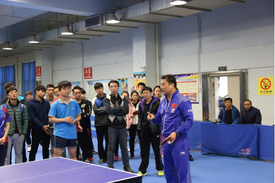 国家乒乓球女子一队教练陈彬来我校讲学